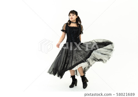 一個扮演哥特式洛麗塔的女人 58021689