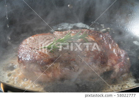 Sauté steak 58022777