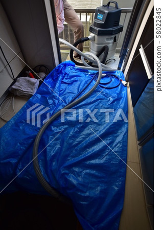 西日本大雨浸沒後的排水工作 58022845