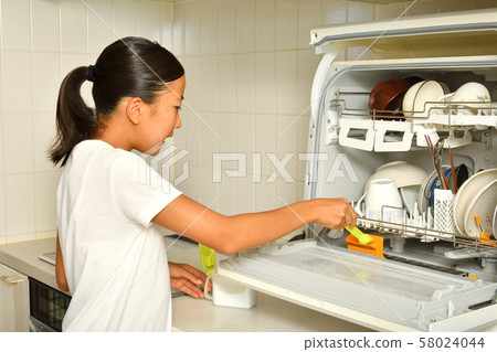 在洗碗機裡洗碗的女孩 58024044