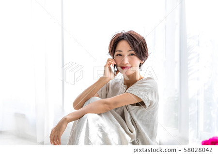 Young woman using a smartphone 58028042