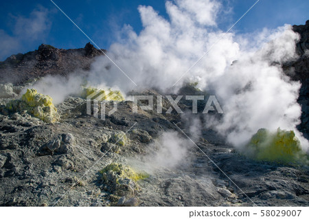 秋天的北海道東部，尾羽飛揚的飯山山（Atosanupuri）（北海道，弟子屈） 58029007