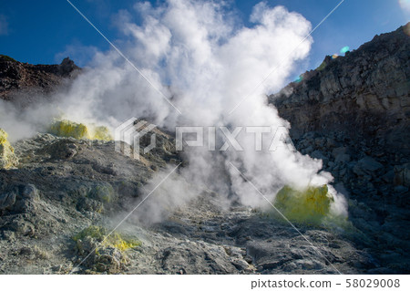 Eastern Hokkaido in autumn, Mt. Ioyama (Atosanupuri) where plumes blow up (Hokkaido, Teshikaga) 58029008