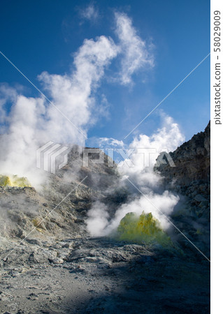 Eastern Hokkaido in autumn, Mt. Ioyama (Atosanupuri) where plumes blow up (Hokkaido, Teshikaga) 58029009