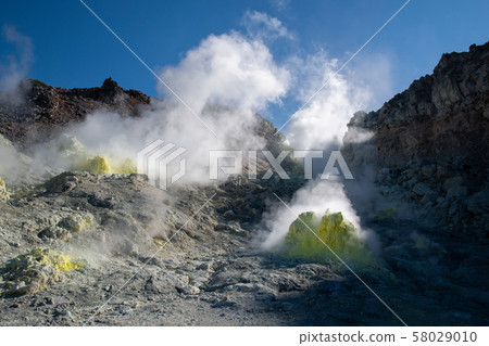 Eastern Hokkaido in autumn, Mt. Ioyama (Atosanupuri) where plumes blow up (Hokkaido, Teshikaga) 58029010
