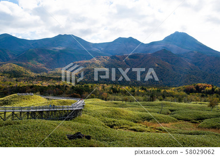 秋天的知床，知床五子高架人行道（長廊）和知床山脈（北海道Shari-cho） 58029062