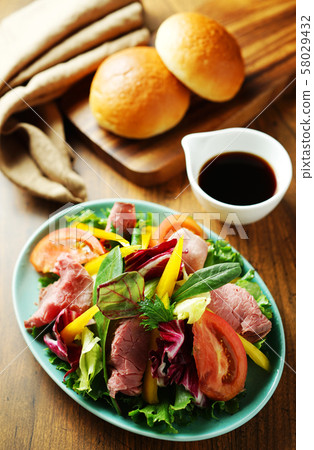 烤牛肉沙拉 58029432