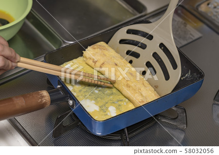 [Making eggs] 58032056
