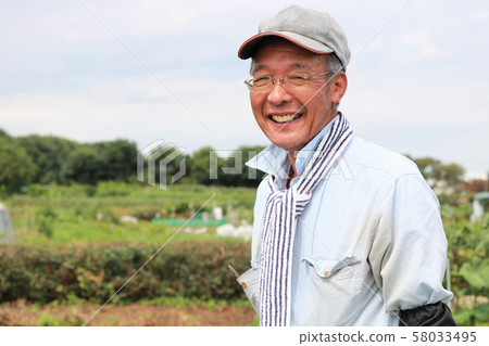 Senior male farmer 58033495