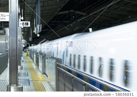 新橫濱站出發的Hikari 530 新橫濱站出發的Hikari 530 58036831