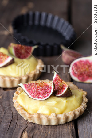 tartlets with custard cream and figs 58036832