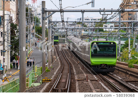 日本的東京城市景觀，從駒mag田/駒江（前）到經過中里的山手線（後朝田ata方向） 58039368