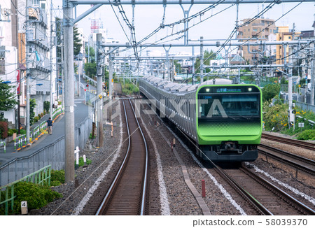 日本的東京城市景觀，從駒mag田/駒江（前）到經過中里的山手線（後朝田ata方向） 58039370