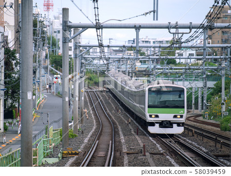 日本的東京城市景觀，從駒mag田/駒江（前）到經過中里的山手線（後朝田ata方向） 58039459