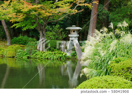 兼六院景觀照耀著燈籠和津輕池 58041908