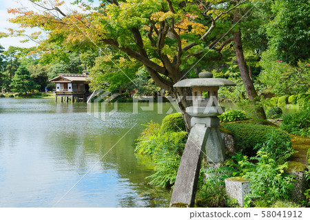 Kenrokuen Landscape that shines on the lanterns and Tsugaike Pond 58041912