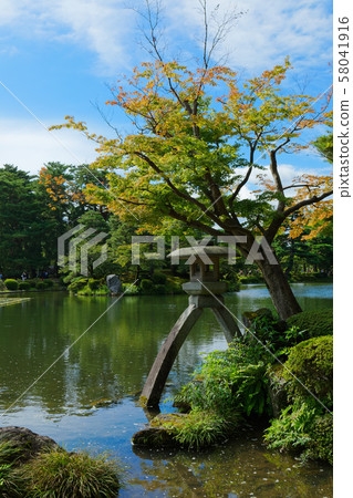 兼六院景觀照耀著燈籠和津輕池 58041916