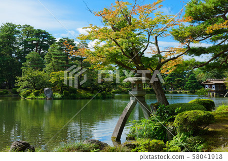 Kenrokuen Landscape that shines on the lanterns and Tsugaike Pond 58041918