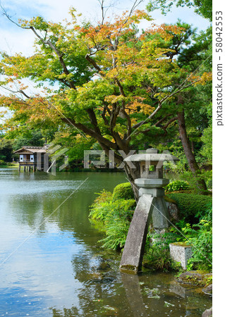 兼六院景觀照耀著燈籠和津輕池 58042553