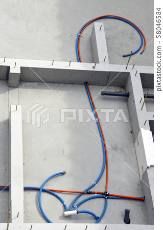 配管工程木製房屋分離式聯管箱法供水工程供水工程熱水工程節省人工 照片素材 圖片 圖庫