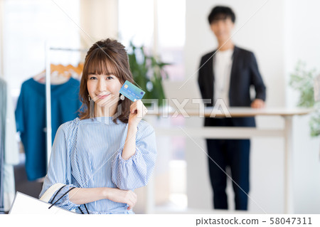 購物和信用卡的年輕女子 購物和信用卡的年輕女子 58047311
