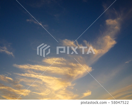 站立的龍雲 Ryujin Cloud 在蔚藍的天空和夕陽中閃耀的雲 照片素材 圖片 圖庫