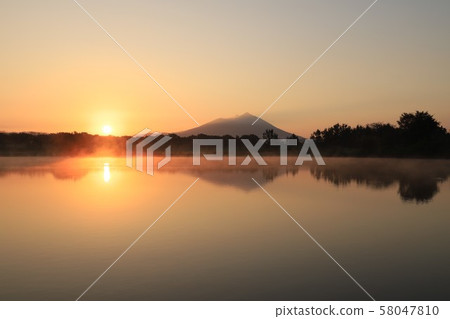 筑波山在早晨的陽光照耀 58047810
