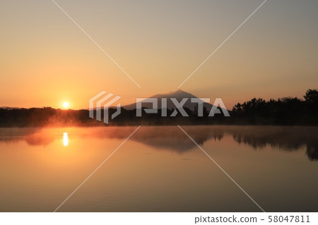 筑波山在早晨的陽光照耀 筑波山在早晨的陽光照耀 58047811