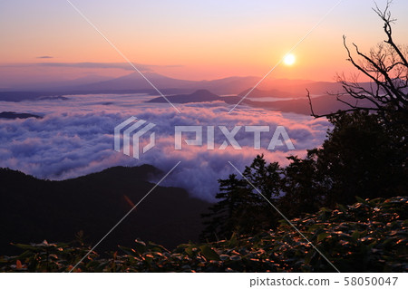 Sea of clouds at Tsubetsu Pass (Hokkaido) 58050047