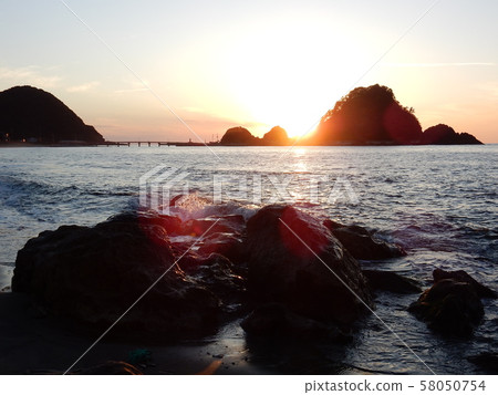 從由良海灘欣賞到的美麗日落 從由良海灘欣賞到的美麗日落 58050754