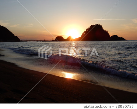 由良海岸的美麗日落 由良海岸的美麗日落 58050755
