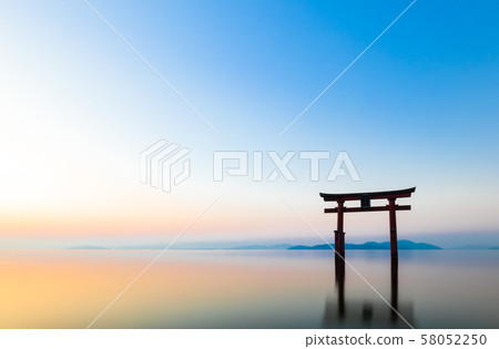 琵琶湖Shirahise神社黎明 琵琶湖Shirahise神社黎明 58052250