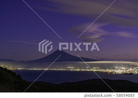 (Shizuoka) Mt. Fuji seen from the plateau to the plateau (Shizuoka) Mt. Fuji seen from the plateau to the plateau 58054085