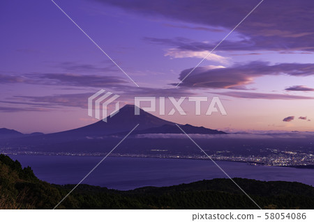 (Shizuoka) Mt. Fuji seen from the plateau to the plateau (Shizuoka) Mt. Fuji seen from the plateau to the plateau 58054086