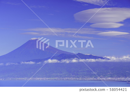 (靜岡縣)令人耳目一新的富士山,從辰山高原上看到的懸雲 (靜岡縣)令人耳目一新的富士山,從辰山高原上看到的懸雲 58054421