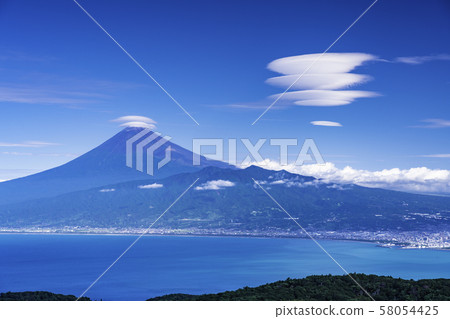 (Shizuoka Prefecture) A refreshing Mt. Fuji seen from the plateau to the plateau 58054425
