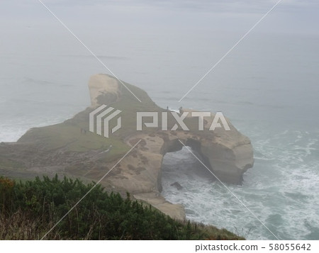 Tunnel beach Tunnel beach 58055642