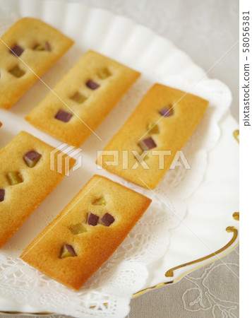Sweet potato financier (vertical position up) 58056381