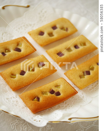 Sweet potato financier (vertical position up) 58056385