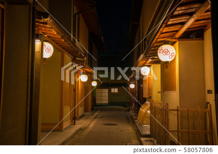 Night view of Miyagawacho, the entertainment district of Kyoto 58057806