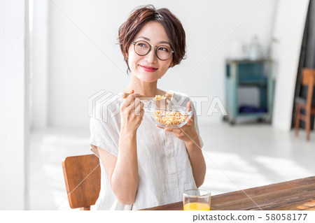 一個女人要吃早餐 一個女人要吃早餐 58058177
