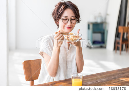 一個女人要吃早餐 一個女人要吃早餐 58058178