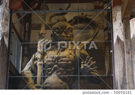 左(西側)東大南大門“ Agata”雕像處的金剛立石雕像 左(西側)東大南大門“ Agata”雕像處的金剛立石雕像 58058181