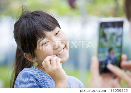 葡萄採摘圖像母親拍拿著葡萄的孩子的照片 葡萄採摘圖像母親拍拿著葡萄的孩子的照片 58059225