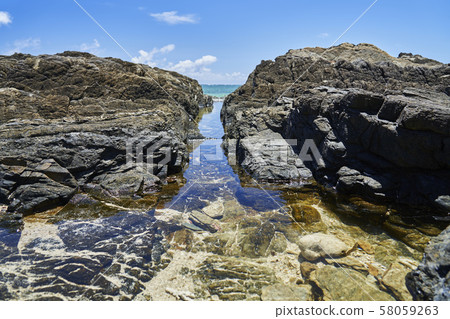 沖繩北部海草海灘的潮汐池和夏日藍天 沖繩北部海草海灘的潮汐池和夏日藍天 58059263