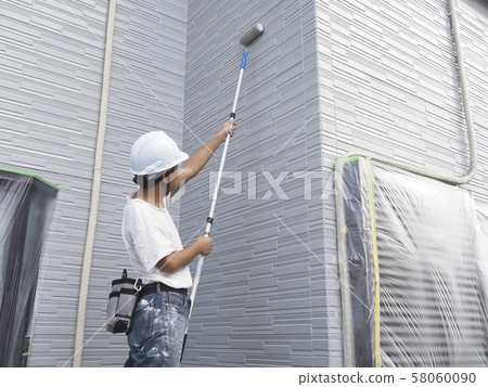 Painter who paints the outer wall of a detached house Painter who paints the outer wall of a detached house 58060090