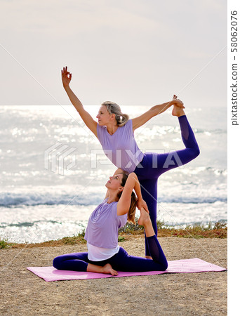 Women do Natarajasana Women do Natarajasana 58062076