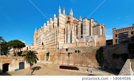 Cathedral La Seu with inner yard 58064086