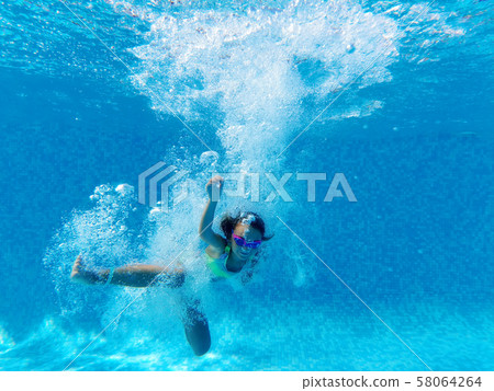 Underwater photography of little girl 58064264