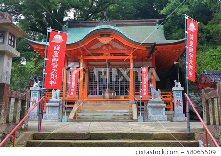 Wakamiya Inari Shrine next to the Kameyama Shrine 58065509